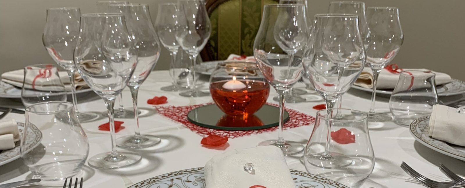 Tavola elegante apparecchiata al Ristorante La Pergamena